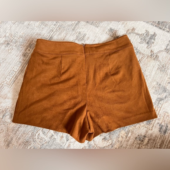 Super cute brown suede shorts ✨ - Picture 2 of 3